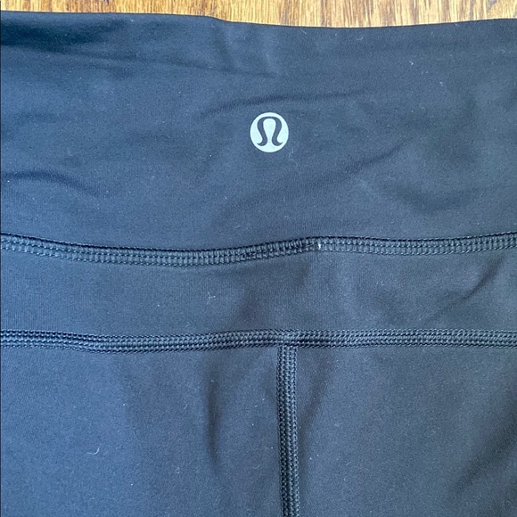Black, cropped Lululemon leggings with pockets, ruched bottoms and zipped pocket - Picture 5 of 15